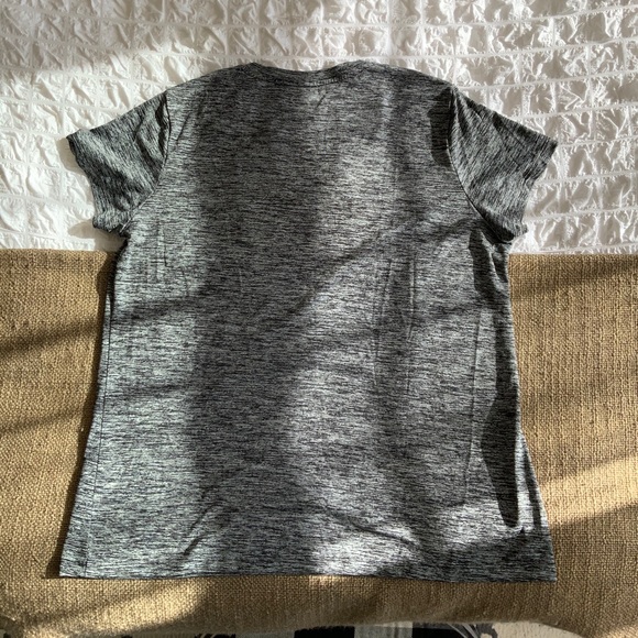 Under Armour Women’s Large Short Sleeve - Picture 4 of 7